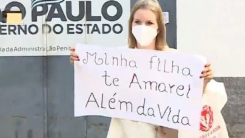 Elize segura cartaz - Divulgação/Vídeo