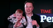 Elon Musk junto do filho X Æ A-12 em evento da TIME - Getty Images