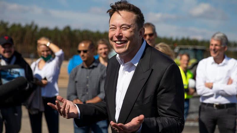 Elon Musk conversa com a imprensa após viagem em 2020 - Getty Images