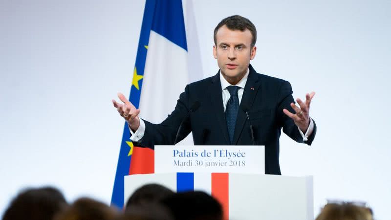 Emmanuel Macron em palanque durante discurso em 2018 - Wikimedia Commons