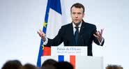 Emmanuel Macron em palanque durante discurso em 2018 - Wikimedia Commons