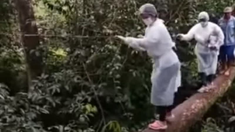 Enfermeira atravessando em cima de um tronco - Divulgação