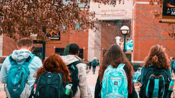 Imagem ilustrativa de estudantes em escola - Foto de Stanley Morales no Pexels