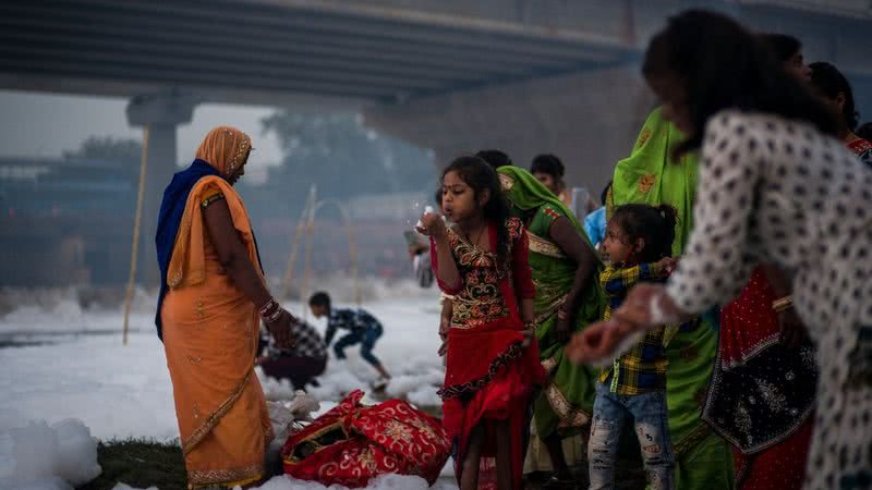 Devotos no rio Yamuna - Getty Images