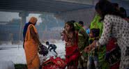 Devotos no rio Yamuna - Getty Images