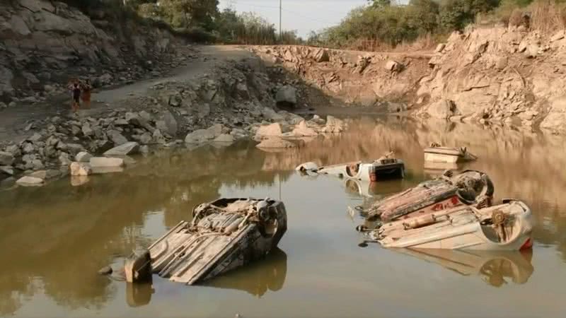 Alguns carros submersos em ribanceira - Divulgação / TV TEM