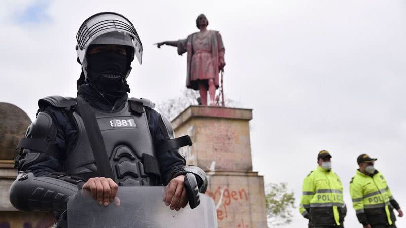 Policiais fazem segurança de estátua dias antes da derrubada - Getty Images