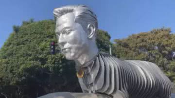 Estátua de Elon Musk em corpo de cabra - Reprodução/Vídeo/YouTube/The Hollywood Fix