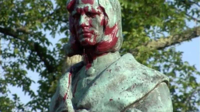 Estátua de Colombo que foi vandalizada nos EUA - Divulgação/ Twitter