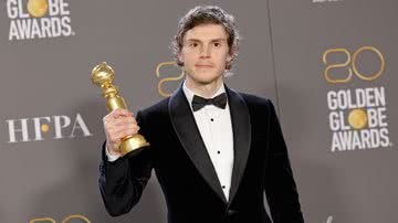 O ator Evan Peters, que interpretou o serial killer Jeffrey Dahmer em série da Netflix, na premiação do Globo de Ouro - Getty Images