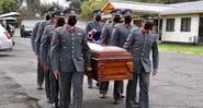 Fotografia dos soldados carregando os corpos das vítimas - Divulgação/Exército do Chile