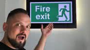 Fotografia mostrando Fire Exit na frente de uma placa com seu nome - Divulgação/ Redes Sociais/ Arquivo Pessoal