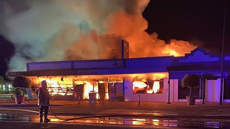 Loja pegando fogo em Bruce Rock, Austrália - Divulgação/Twitter/Bruce Rock Police Department