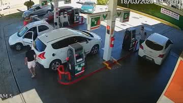 Imagem de câmera de segurança do posto de gasolina onde ocorreu ataque - Reprodução/Vídeo/YouTube