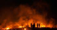 Palestinos queimam pneus durante uma manifestação a leste da Cidade de Gaza, na fronteira com Israel, em 15 de junho de 2021 - Getty Images