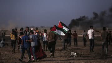 Manifestantes palestinos se reúnem perto da fronteira da Faixa de Gaza com Israel durante uma manifestação - Getty Images