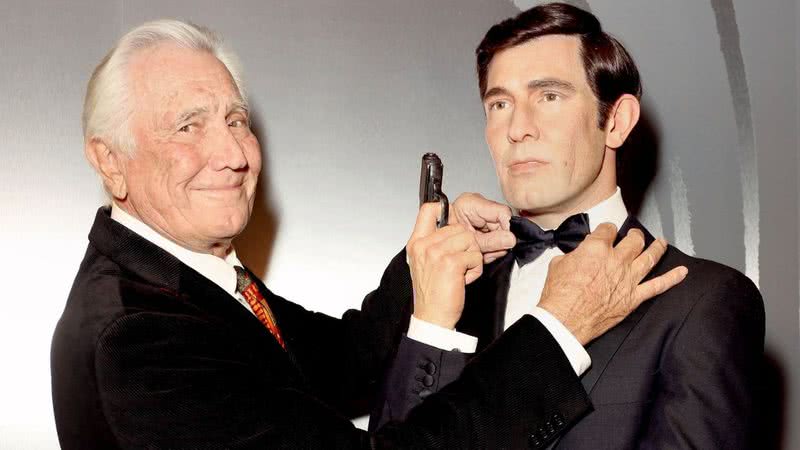 George Lazenby com seu James Bond de cera da Madame Tussauds Hollywood - Getty Images