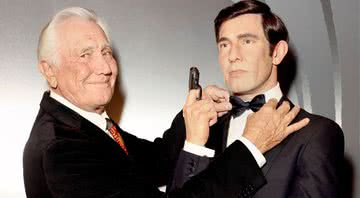 George Lazenby com seu James Bond de cera da Madame Tussauds Hollywood - Getty Images