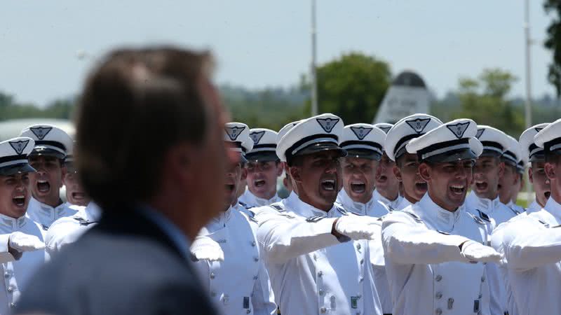 Bolsonaro observando cadetes da Força Aérea durante cerimônia - Getty Images