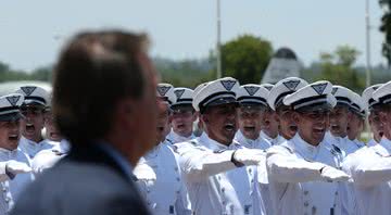 Bolsonaro observando cadetes da Força Aérea durante cerimônia - Getty Images