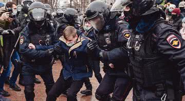 Policia prendendo manifestante russo - Getty Images