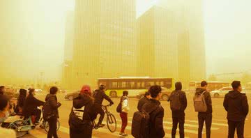 Pessoas em meio à tempestade de areia na China - Getty Images