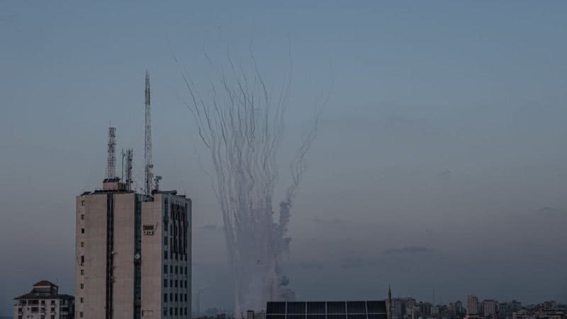 Foguetes cruzam o céu na faixa de Gaza - Getty Images