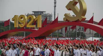 Pessoas reunidas em Pequim para celebras os 100 anos do Partido Comunista da China - Getty Images