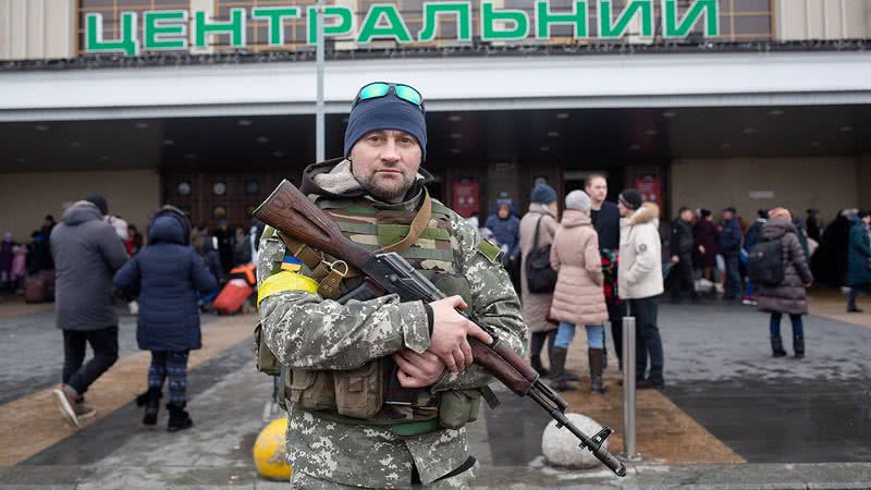 Combatente ucraniano em Kiev - Getty Images