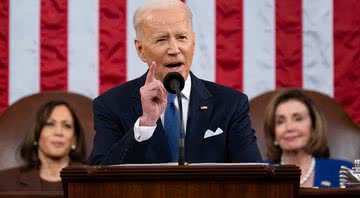 Joe Biden, presidente dos Estados Unidos, durante pronunciamento no Congresso; Kamala Harris (vice-presidente) e Nancy Pelosi (Presidente da Câmara) estão ao fundo - Getty Images