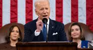 Joe Biden, presidente dos Estados Unidos, durante pronunciamento no Congresso; Kamala Harris (vice-presidente) e Nancy Pelosi (Presidente da Câmara) estão ao fundo - Getty Images