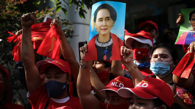 Mianmarenses protestando contra a prisão de Aung San Suu Kyi - Getty Images