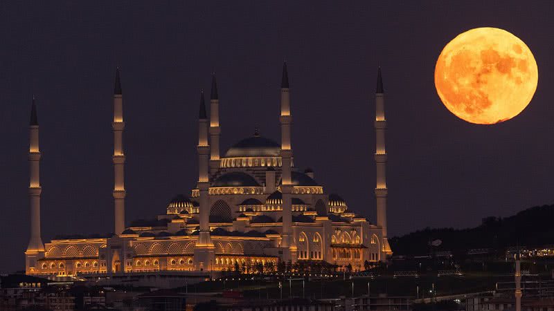 Superlua de Esturjão vista em Istambul - Getty Images