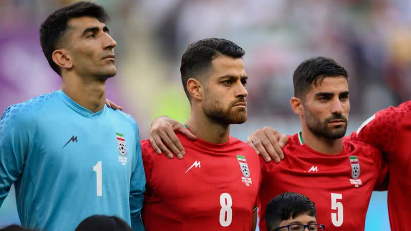 Jogadores iranianos perfilados durante execução do hino nacional - Getty Images