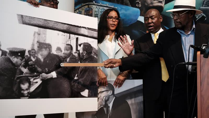 Mustafa Hassan se mostrando em foto onde segura Talmadge Hayer - Getty Images