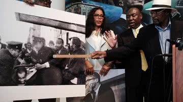 Mustafa Hassan se mostrando em foto onde segura Talmadge Hayer - Getty Images