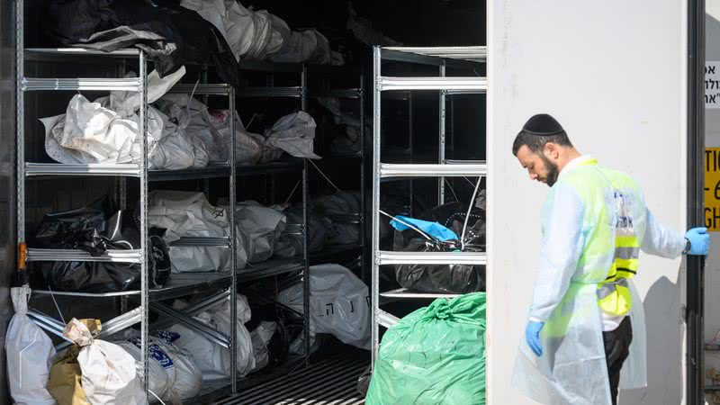 Container frigorífico com corpos de vítimas - Getty Images