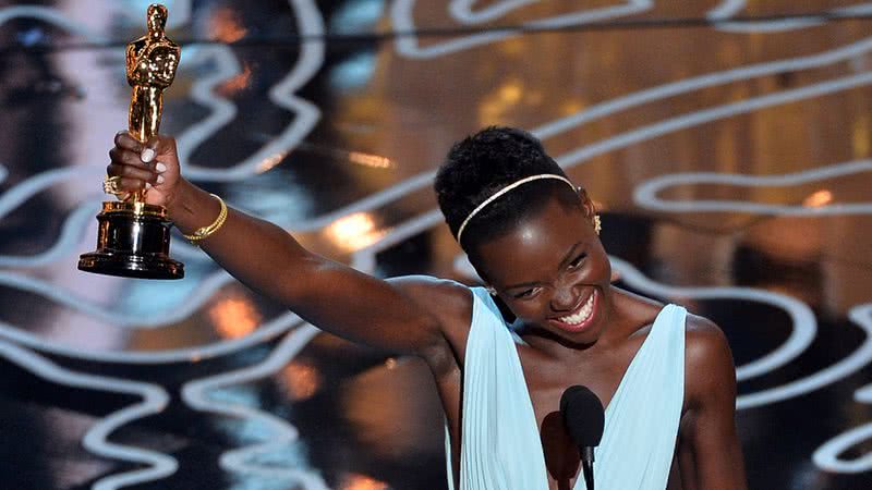 A atriz Lupita Nyong'o recebendo um Oscar em 2014 - Getty Images