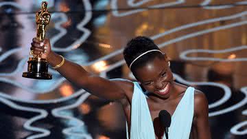 A atriz Lupita Nyong'o recebendo um Oscar em 2014 - Getty Images