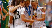 Jogadoras americanas celebrando a conquista do mundial de 2015 - Getty Images