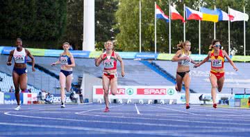 A atleta de Belarus Krystsina Tsimanouskaya (cent.) de vermelho - Getty Images