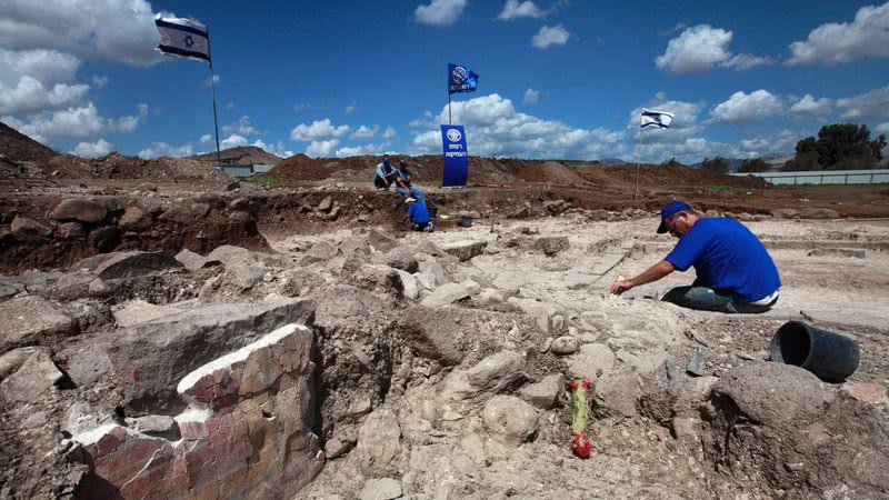 Arqueólogos durante escavação - Getty Images