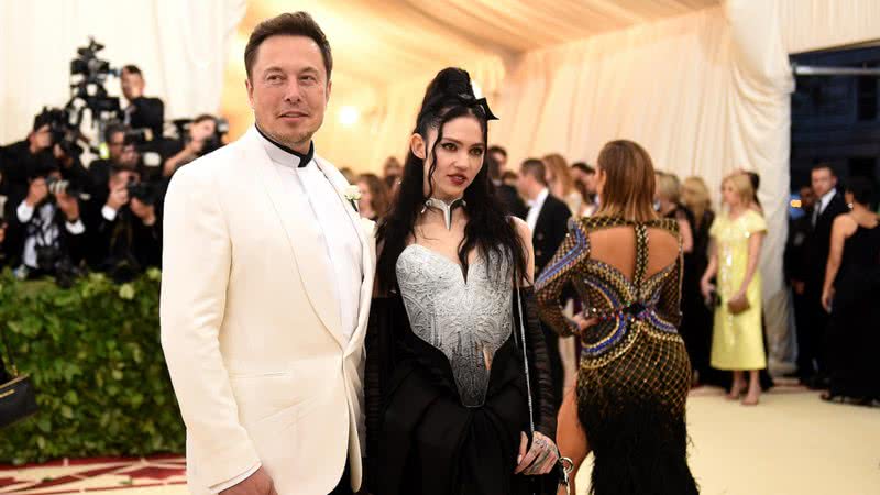 Elon Musk ao lado da cantora Grimes - Getty Images