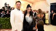 Elon Musk ao lado da cantora Grimes - Getty Images