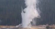 Momento em que o gêiser entrou em erupção - Parque Nacional de Yellowstone