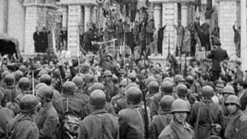 Soldados cercam o parlamento iraniano em Teerã, durante o golpe de 1953 - Wikimedia Commons