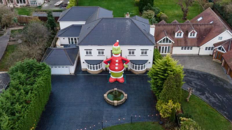 O boneco inflável de 10,6 metros do personagem Grinch virou atração no bairro da Inglaterra - Divulgação / Twitter