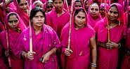 Mulheres do Gulabi Gang reunidas com Sampat ao centro - Divulgação /  Torstein Grude / Piraya Films