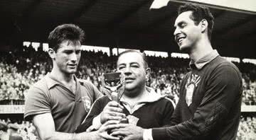 Gylmar dos Santos, Vicente Feola e Belini segurando a taça na Copa do Mundo de 1958 - Arquivo Nacional, Domínio público via Wikimedia Commons