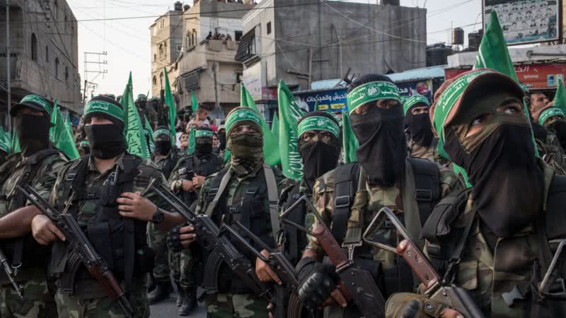 Militantes palestinos do Hamas em show militar no distrito de Bani Suheila em Gaza - Getty Images